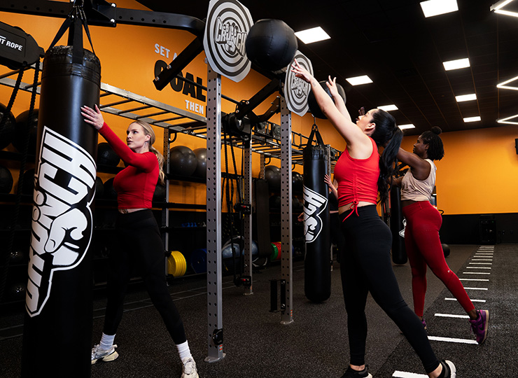 photo of gym-goers working out in crunch club
