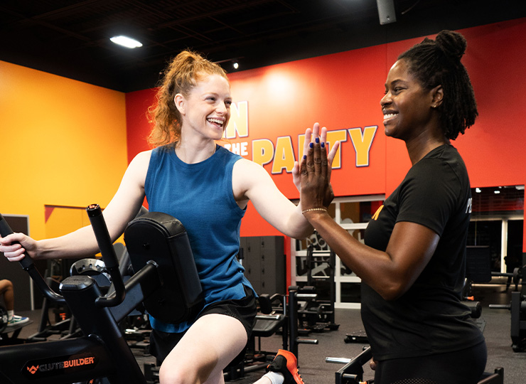 Woman with Crunch Personal trainer