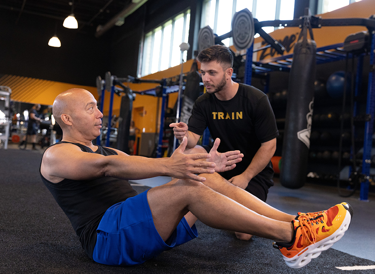 crunch personal trainer with client 